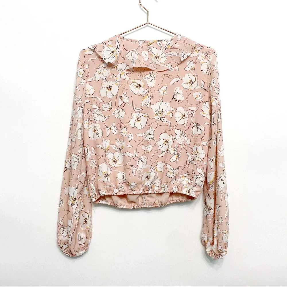 astr | ruffled button-front floral v-neck blouse blush pink m